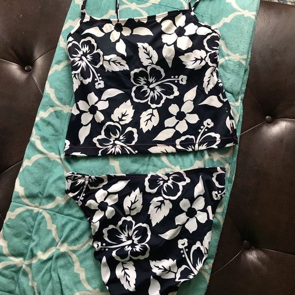 Women’s Tommy Hilfiger bikini in size 10. Black with white flowers pattern - Picture 3 of 3